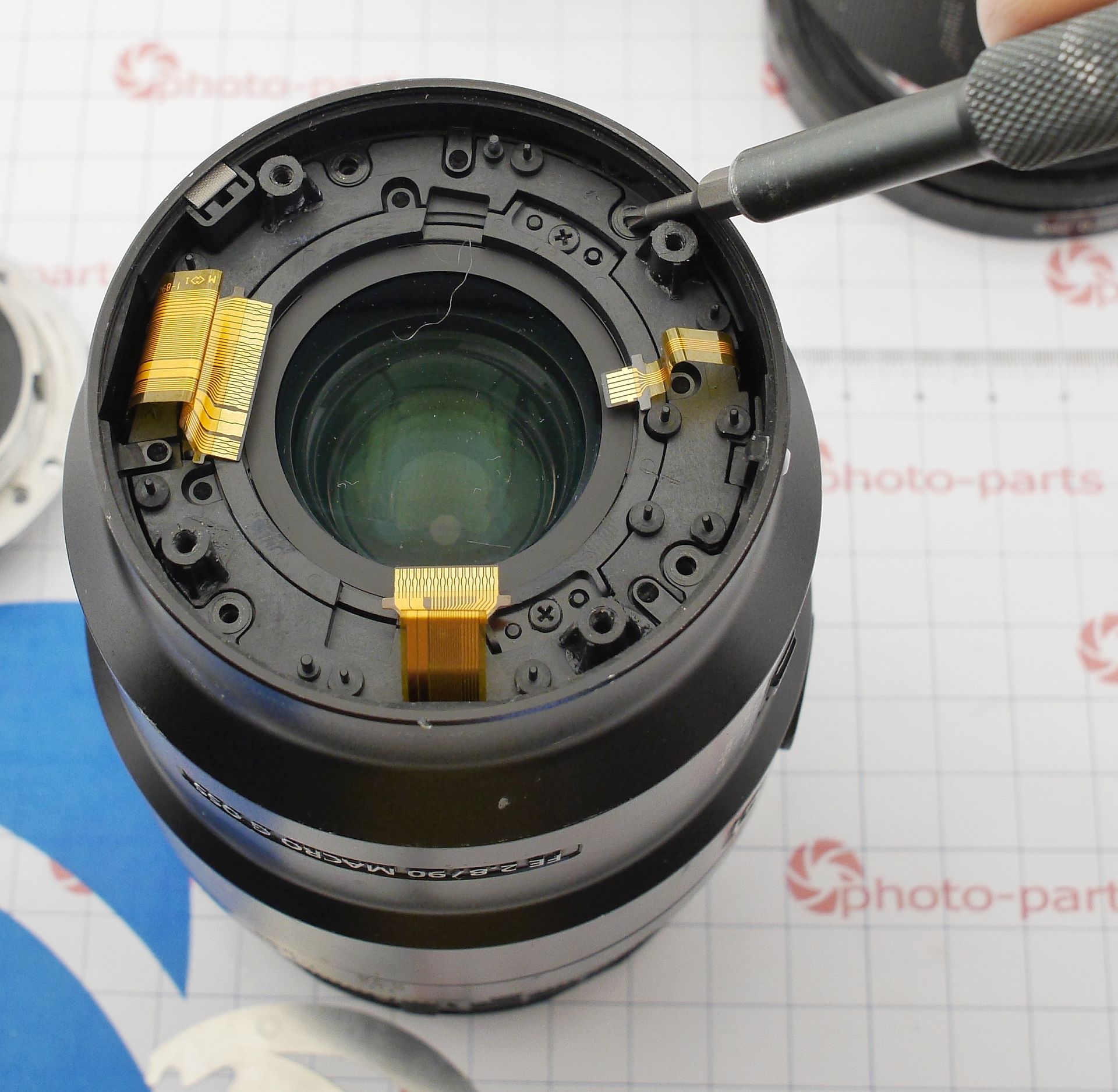 Полная разборка Sony FE 90mm F2.8 G OSS - задняя часть корпуса